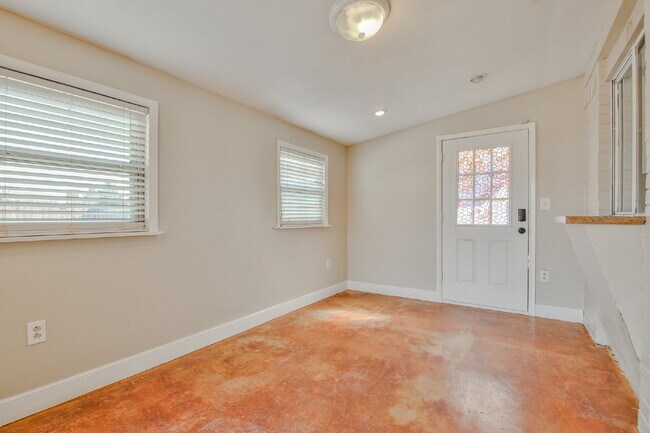Building Photo - Spacious and Gorgeous 3/2 in Northwest Lub...
