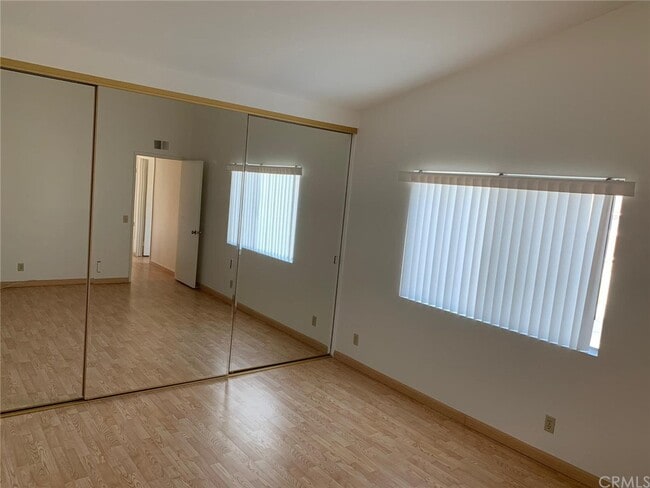 Building Photo - 543 Springbrook N