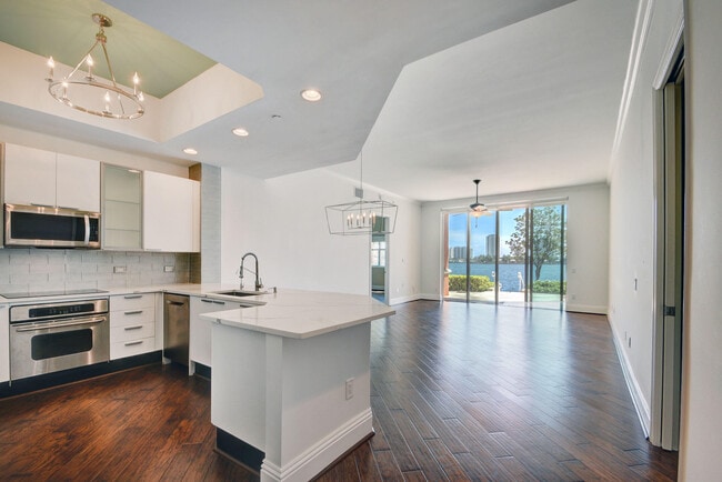 Building Photo - 2640 Lake Shore Dr