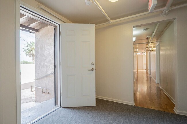 Building Photo - 928 E 6th St