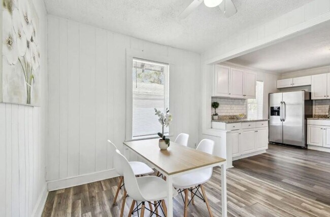 Building Photo - Housing Voucher Accepted: Charming 4-Bedroom Home in Saint Petersburg