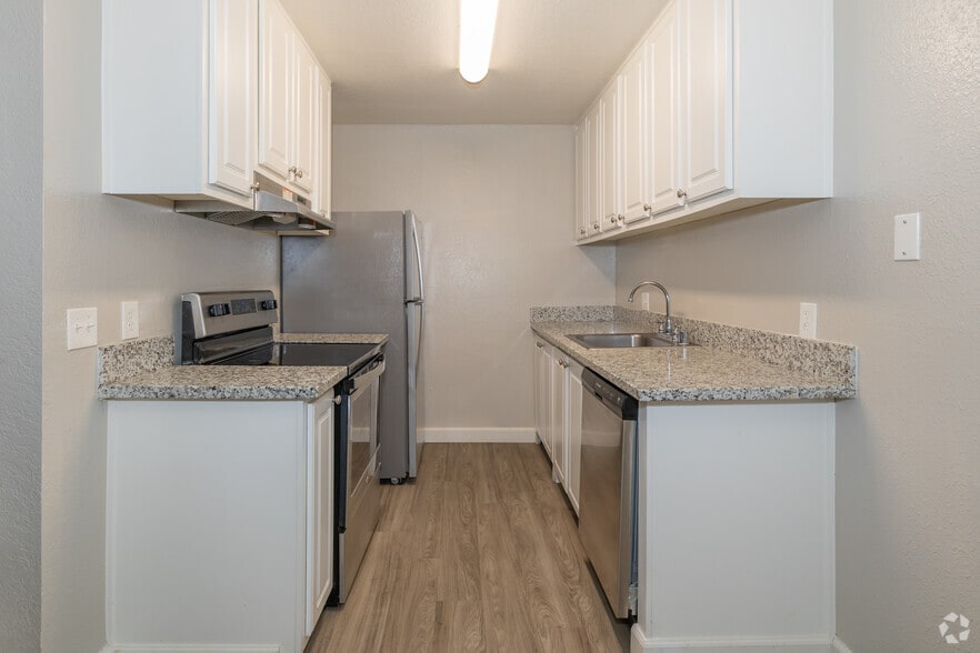 1BR, 1BA - 525SF - Kitchen - Pine Manor (03/26)