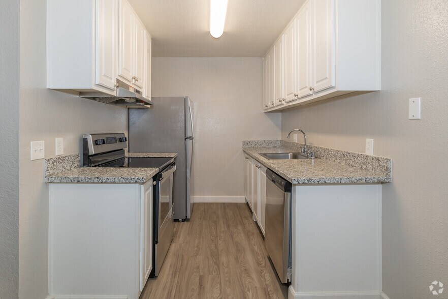 1BR, 1BA - 525SF - Kitchen - Pine Manor Apartments