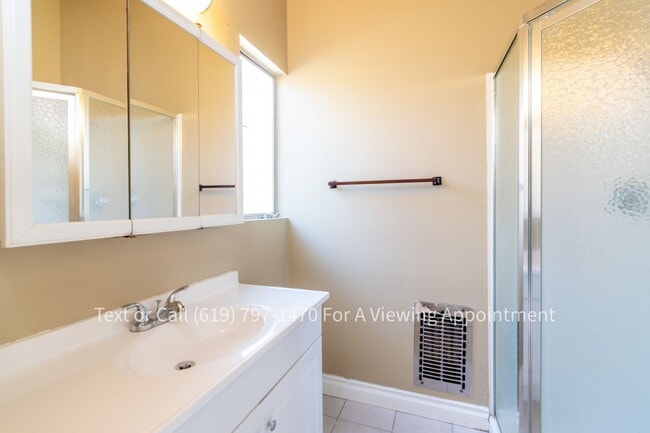 Building Photo - Nice Large 3 Bedroom, 2 Bath House