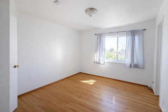 Building Photo - 5122 Potrero Ave