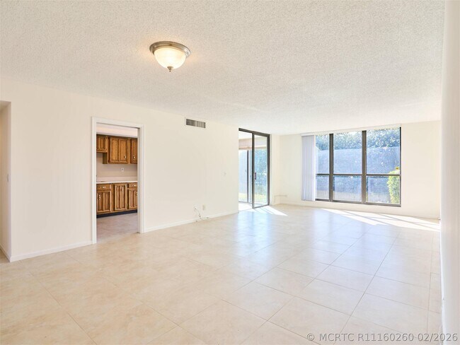 Building Photo - 5250 Woodland Lakes Dr