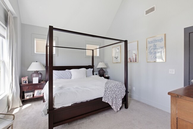 Building Photo - 1608 16th Ave N