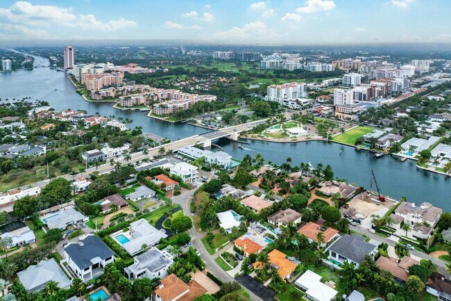 Building Photo - 121 NE Spanish Ct