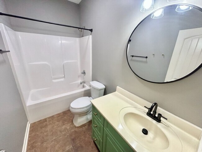 Building Photo - Beautiful 4 Bedroom 3 Bath Home in Lake Forest!