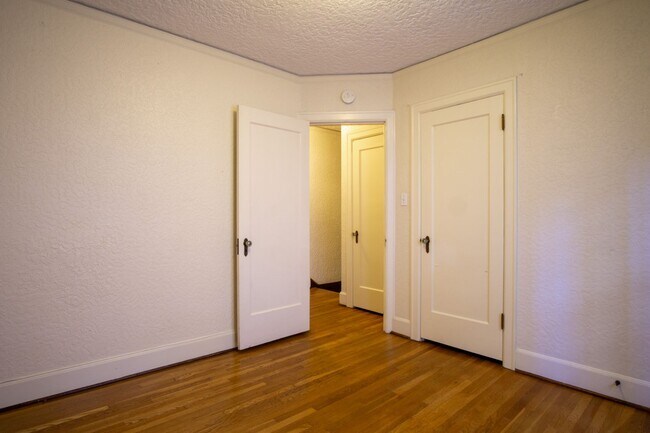 Building Photo - LOOK & LEASE! Stunning 1930s Townhouse in ...