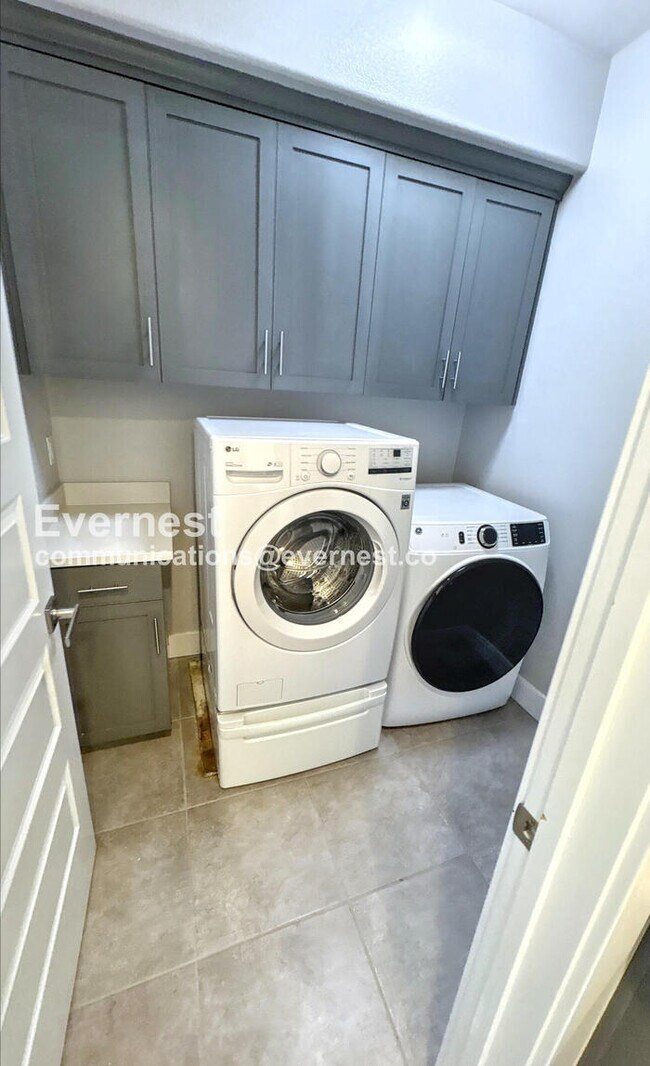 Building Photo - 404 Longden Ave