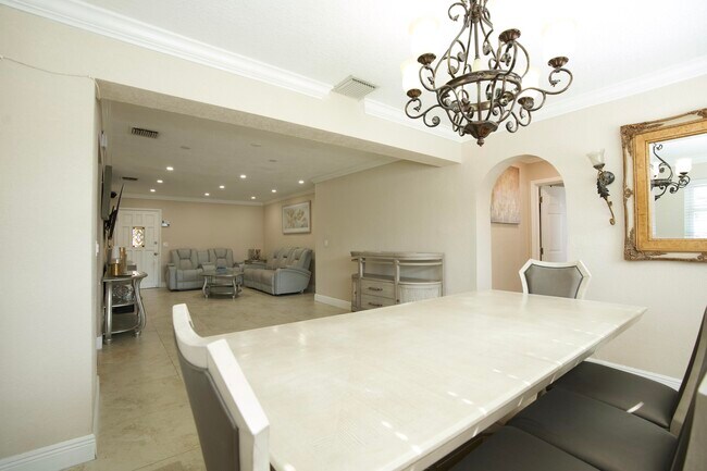 Building Photo - 2836 SW 4th Ct