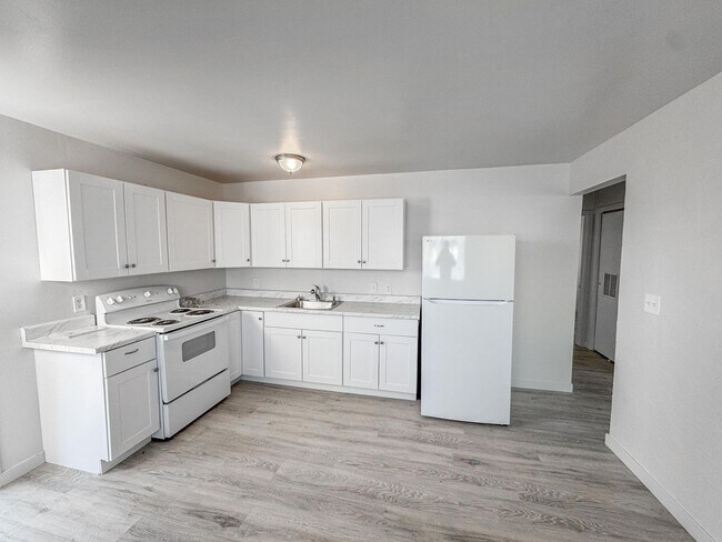 Building Photo - Charming Duplex with Prime Location in West Valley!