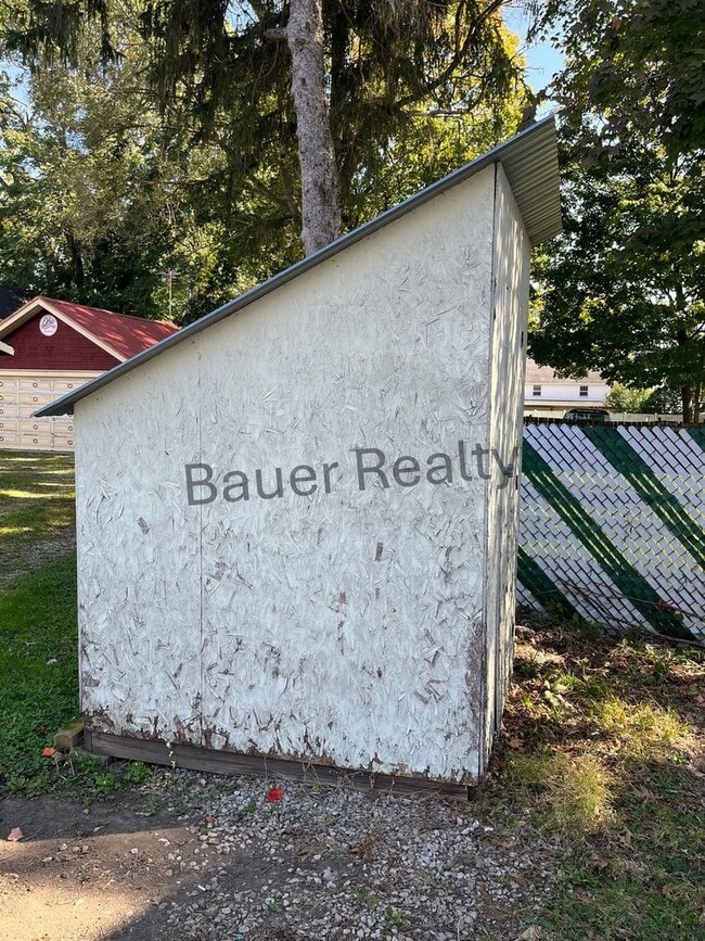 Building Photo - Three Bedroom Home