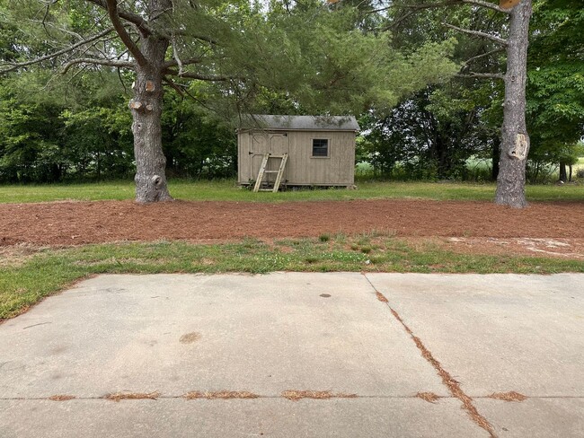 Building Photo - 2 Bedroom One Story Home on Over an Acre Lot