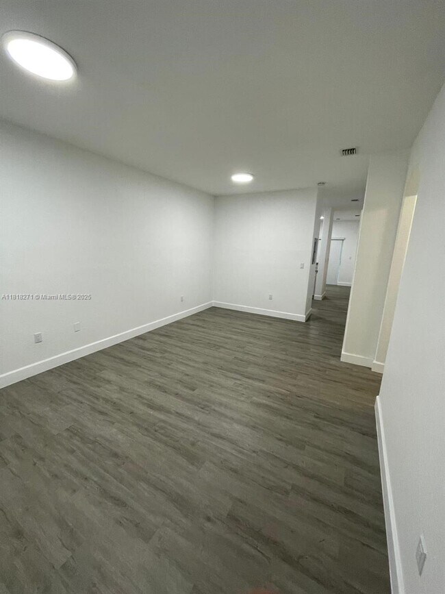 Building Photo - 1658 SE 28th Ct