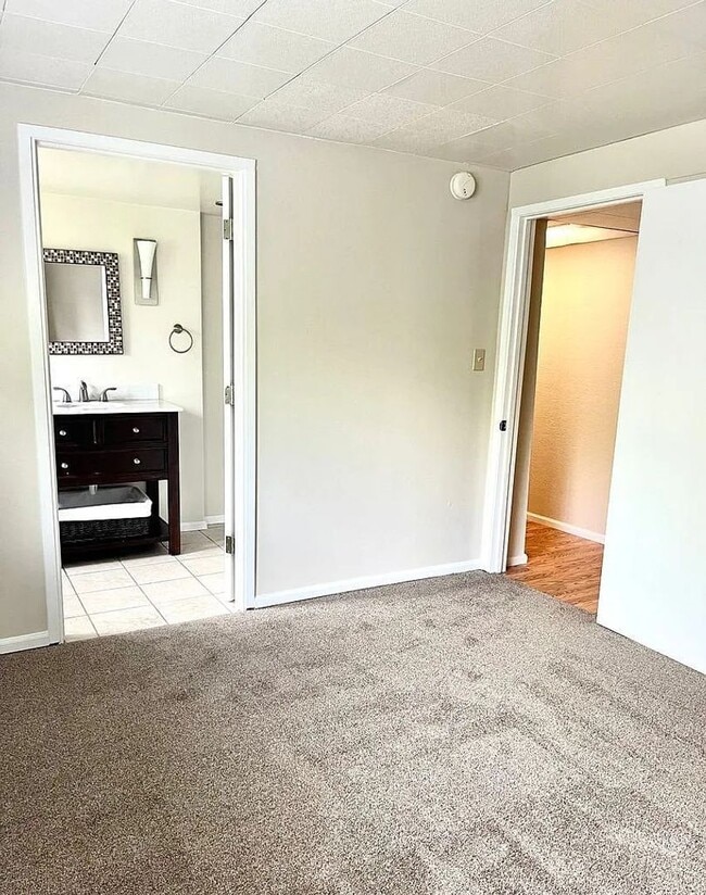 Building Photo - Beautiful Mid-Century four-bedroom Shoreline