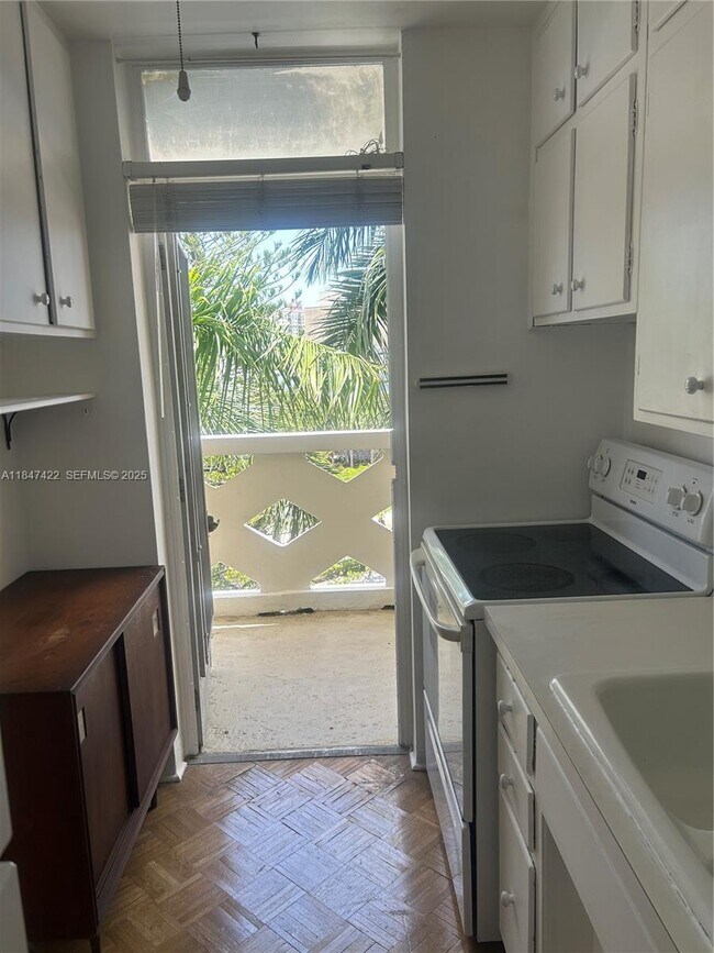 Building Photo - 2400 NE 9th St