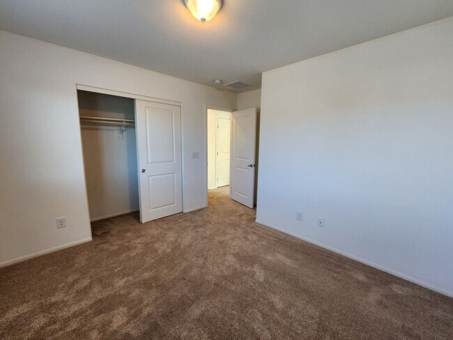 Building Photo - Spring Valley close to Restaurants and Shopping