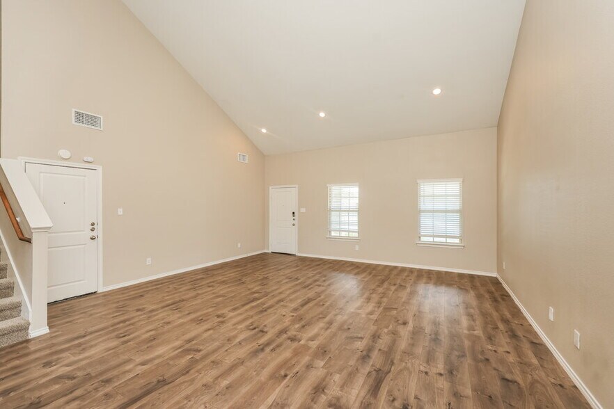 Building Photo - 2609 Hutchins Dr