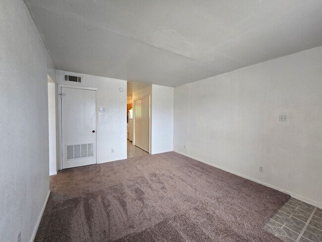 Building Photo - 1305 Quail Cir