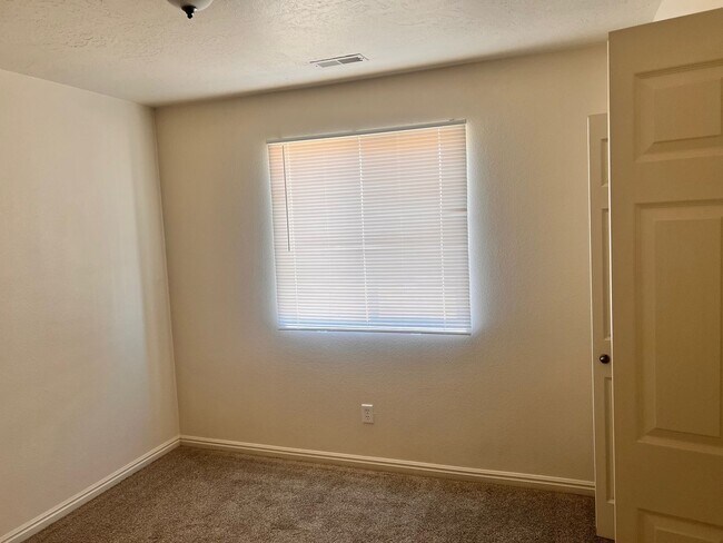 Building Photo - Charming 3-bedroom Home