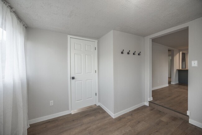 Building Photo - 415 B St