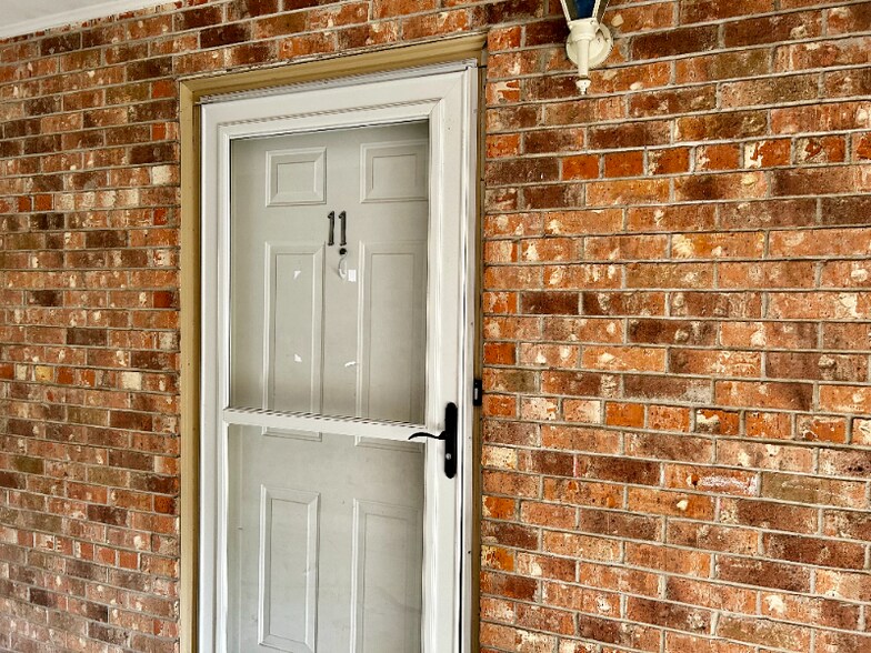 Building Photo - 305 Greenbriar St