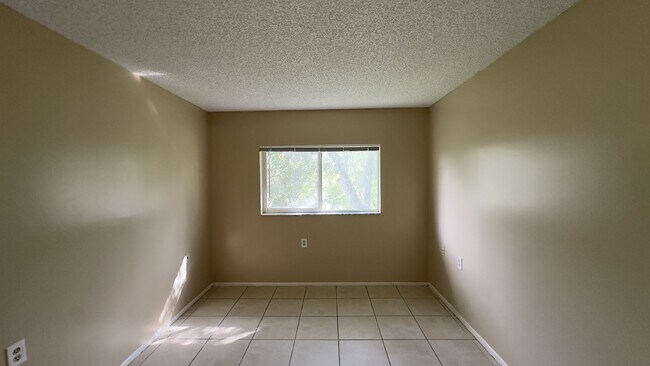 Building Photo - Charming 2-Bed Condo Retreat in West Palm Beach – Cozy Living Awaits!