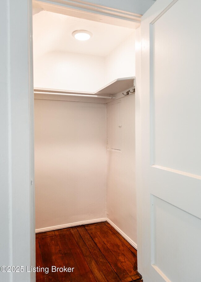 Building Photo - 1604 Edgeland Ave