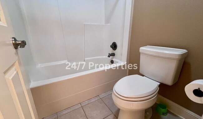 Building Photo - Large 4BD I 2.5BA Home - West Linn!