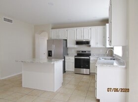 Building Photo - 6135 W Navajo Dr