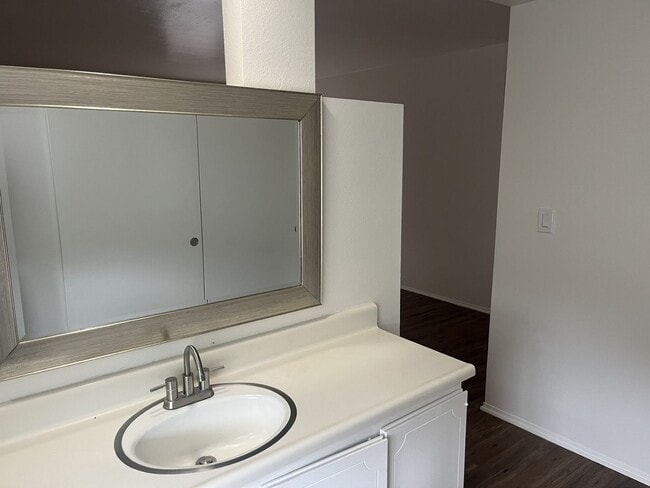 Building Photo - 2 Bedroom/ 2 Bath Condo with Community Pool