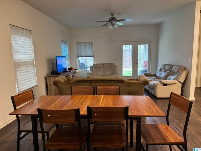 Building Photo - 204 Chelsea Park Rd