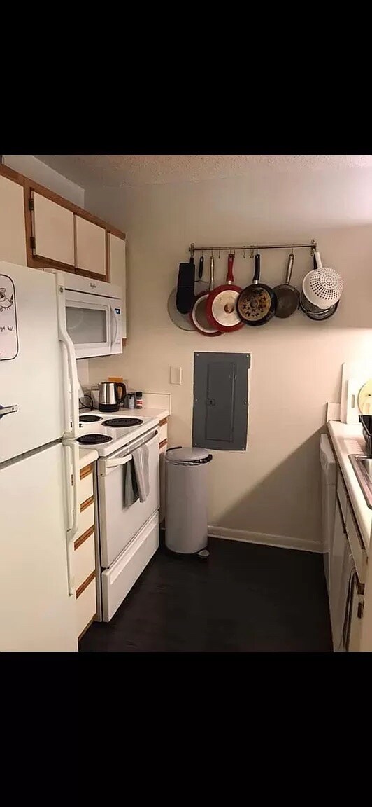Building Photo - Room in Condo on University Ct