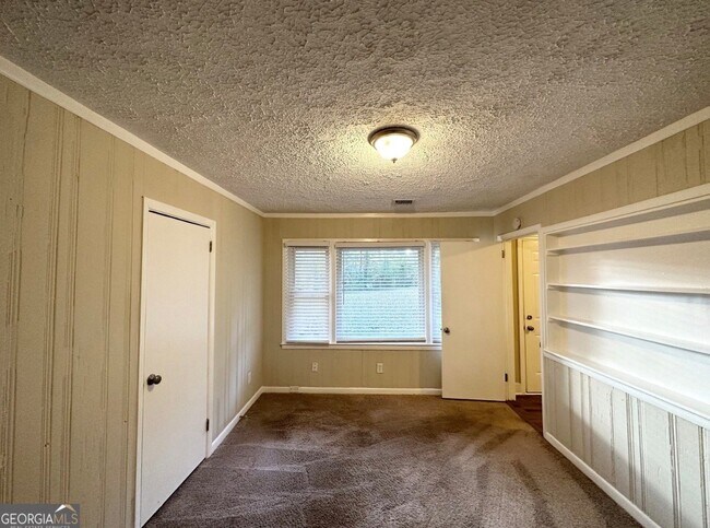 Building Photo - 1737 McKenzie Dr
