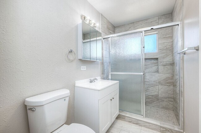 Building Photo - Three bedroom two bath home- fenced yard! - Castle Park