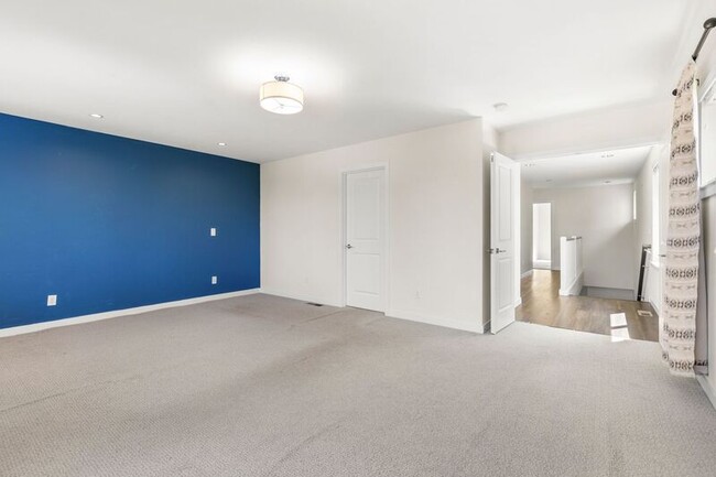 Building Photo - 25 NE Lombard St