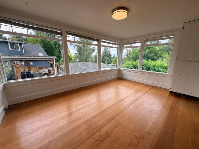 Building Photo - Charming Three Bed West Seattle Vintage Home Near Lincoln Park and Puget Sound!