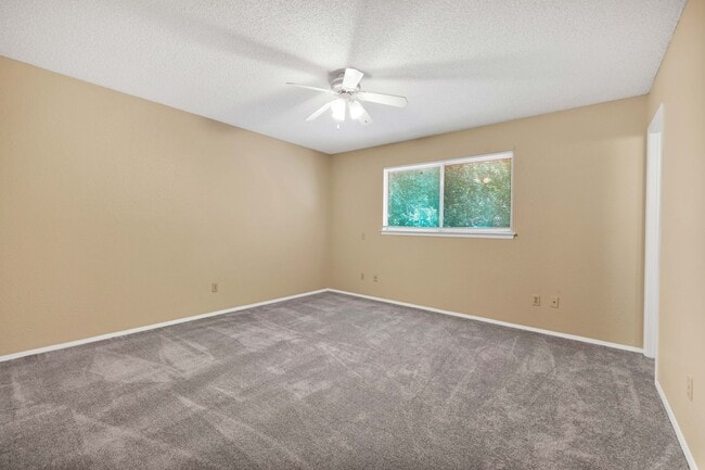 Building Photo - 3 bedroom 2 bath in the well sought subdivision of Great Northwest!