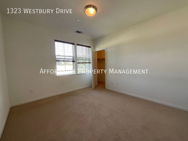 Building Photo - 1323 Westbury Dr
