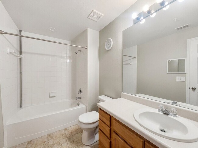Building Photo - First-floor 1-bedroom, 1-bath condo - North Naples