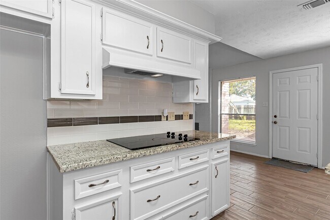Building Photo - 2710 Green Fields Dr