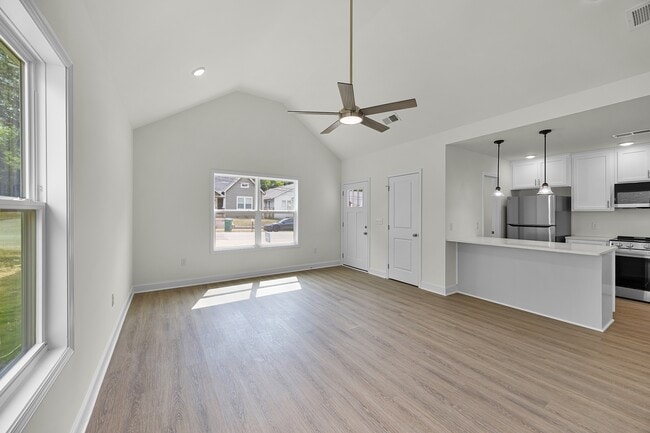 Building Photo - 248 Linden St