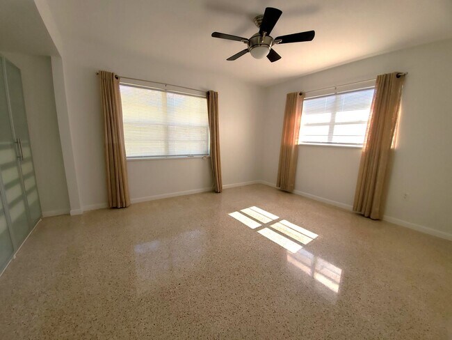 Building Photo - Stunning Pool Home in Sapphire Shores – West of the Trail Near the Ringling Museum