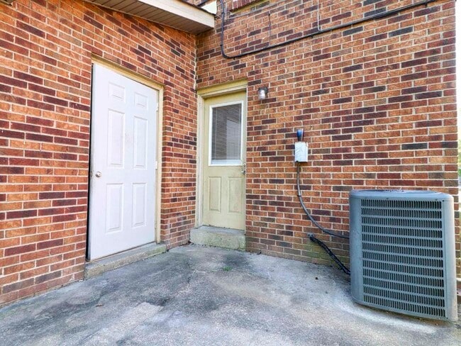 Building Photo - 809-B Golfview Pl
