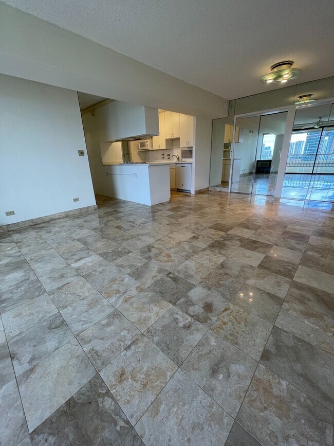 Building Photo - 2 bed, 2 bath at the Marco Polo. Dont miss...