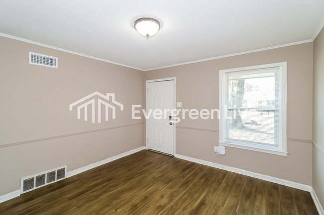 Building Photo - 3196 Southbridge St