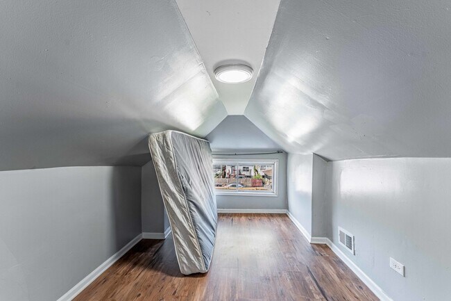 Building Photo - 7008 S Oakley Ave