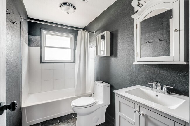 Building Photo - Charming 3 bed, 1.5 bath rental home in Milwaukie!